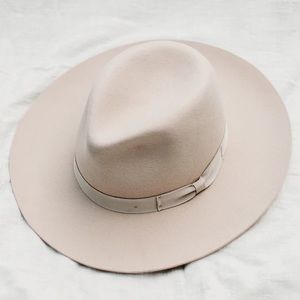 WEST VON Nova Fedora Hat la Creme nude M/L NWT